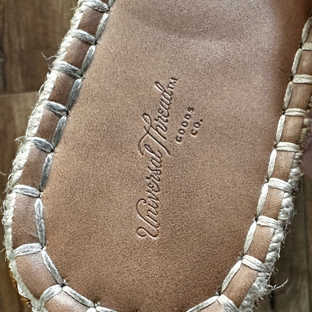Universal threads size 8 mustard sandals - Picture 2 of 4